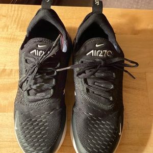 Nike Women Tennis shoes, size 7 true to size . coloring black with white
